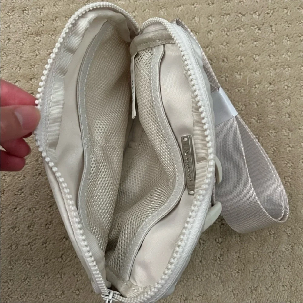 LULULEMON ✨ NwT ✨ White Opal Everywhere Belt Bag​​​​​​ - Picture 7 of 7